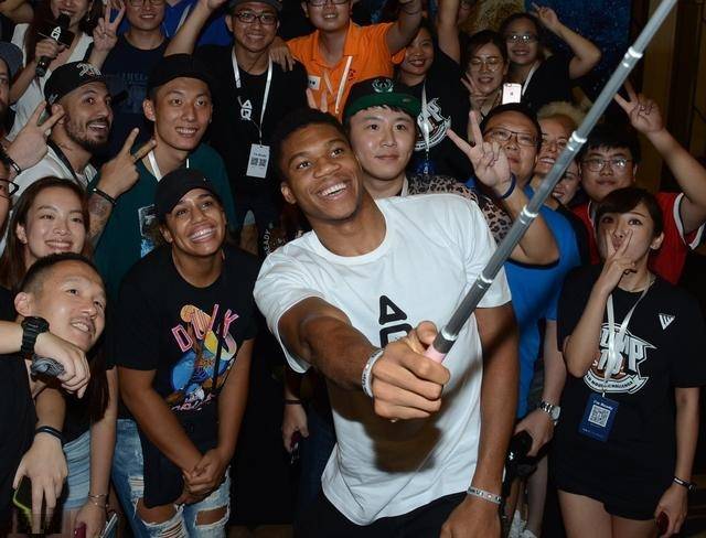 爱德华兹44分创赛季得分新高，单节19分+准绝平拯救球队（爱德华兹轰44分刷新赛季新高，单节19分+准绝平力挽狂澜）